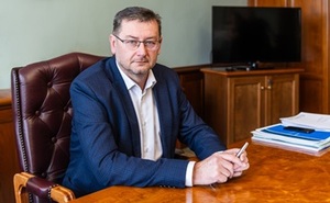 perex - Jan Wolf za stolem.jpg