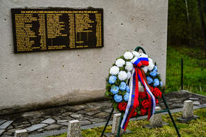 6_hrob sovětských válečných zajatců v Karviné-Dolech.jpg
