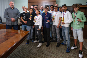 Trenér oddílu boxu TJ Baník Karviná Roman Nevrla (první zleva) se svými úspěšnými svěřenci (první řada)